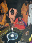 ಮುಕ್ತಿ ಮಠದ ಶ್ರೀಗಳವರು ಶ್ರೀ ದೇವರಿಗೆ ಅಭಿಷೇಕ ಸೇವೆ ಸಲ್ಲಿಸಿದರು..
His Holiness Shree of MuktiMath worshiping Atmalinga..